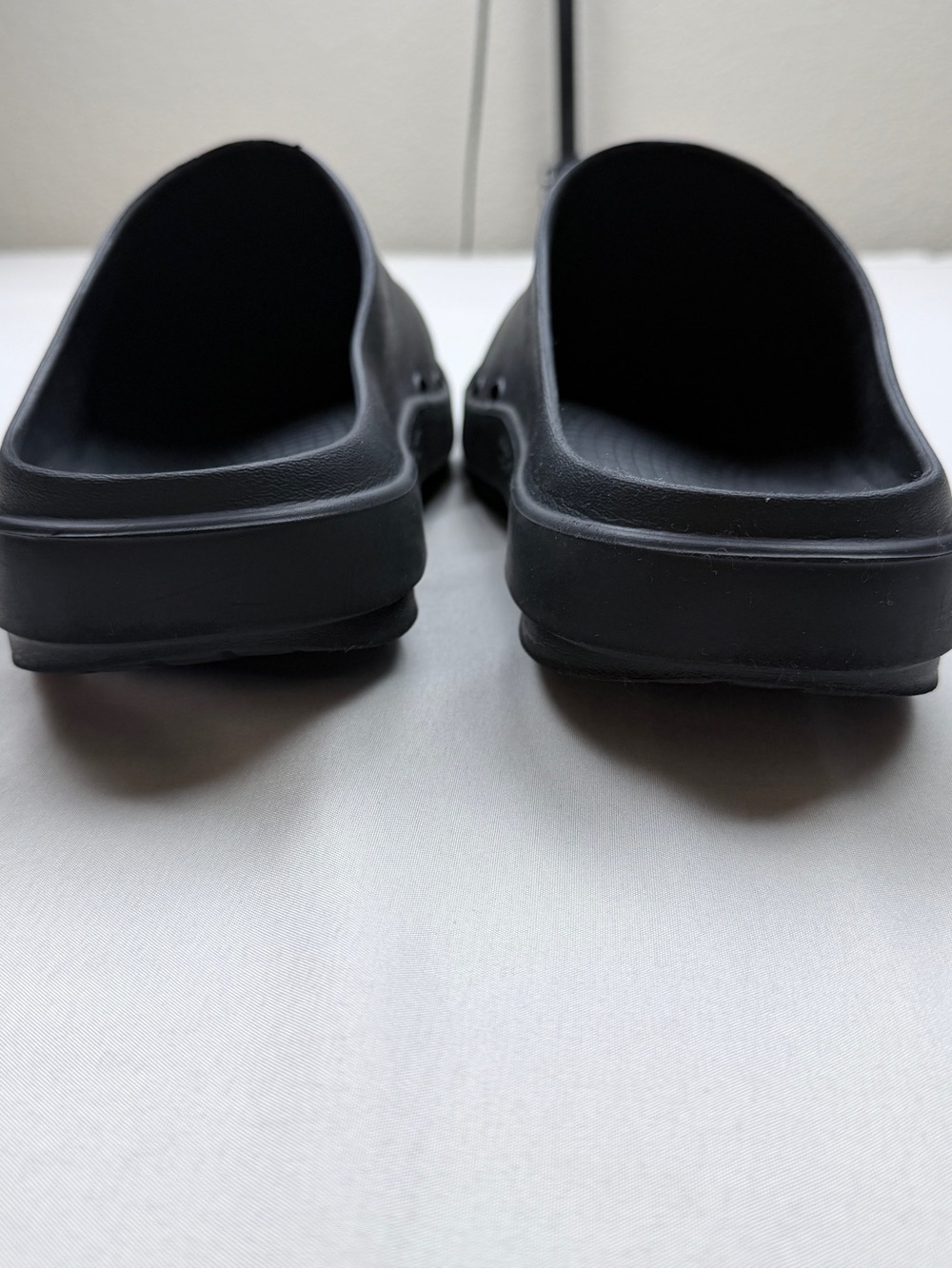 Oofos OOclog Recovery clog. Unisex - Picture 3 of 9
